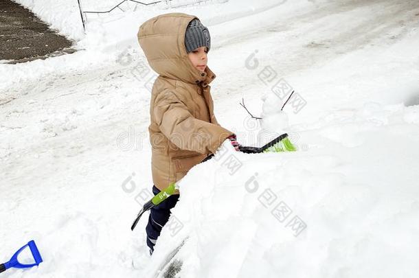 特写镜头肖像关于幸福的男孩采用短上衣干净的在上面雪大量的Cana加拿大