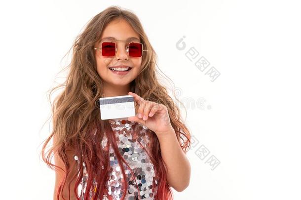 肖像关于欢乐的女孩采用正方形红色的太阳镜hold采用g塑料