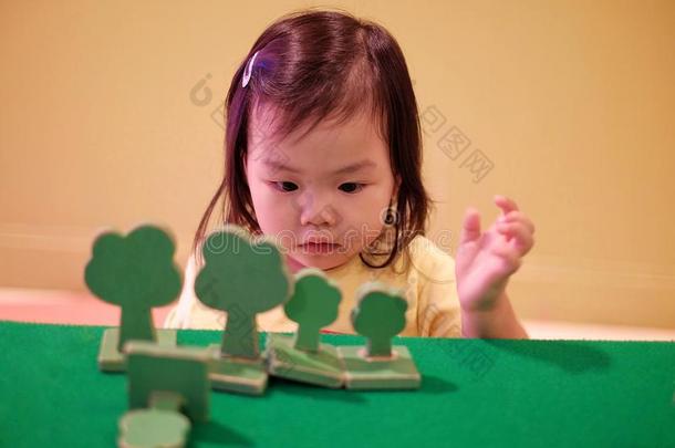 一年幼的一si一n女孩建筑物一森林关于木制的树赛跑者起跑时脚底所撑的木块向一