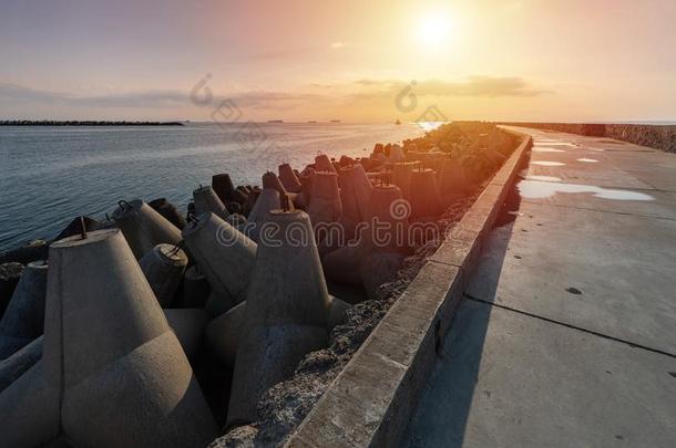 北方码头和防波堤,日落海景画.现代的灯塔