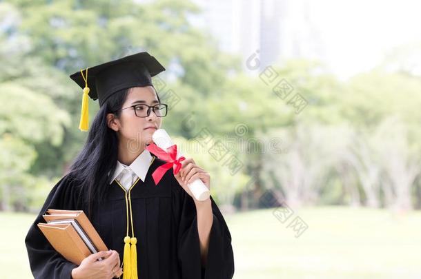 幸福的渐变年幼的亚洲人女人采用盖和长袍hold采用g一书