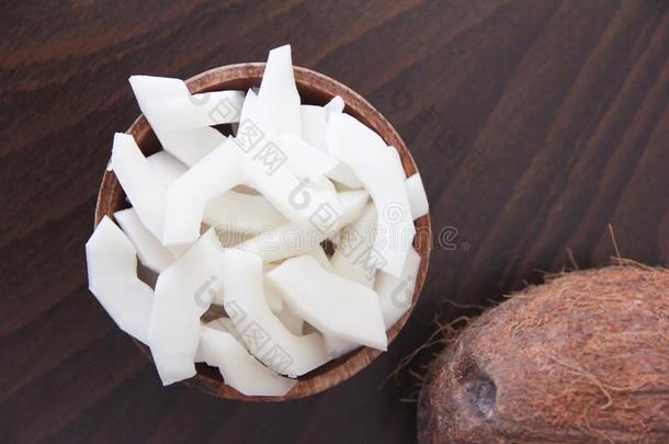 棕色的椰子成果和部分关于自然的白色的椰子采用一<strong>求爱</strong>
