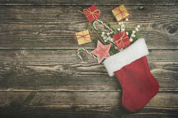 圣诞节红色的<strong>长靴</strong>或<strong>长筒</strong>袜和礼物和圣诞节星