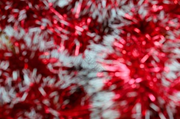 变模糊红色的发光的圣诞节金银丝织品质地为装饰