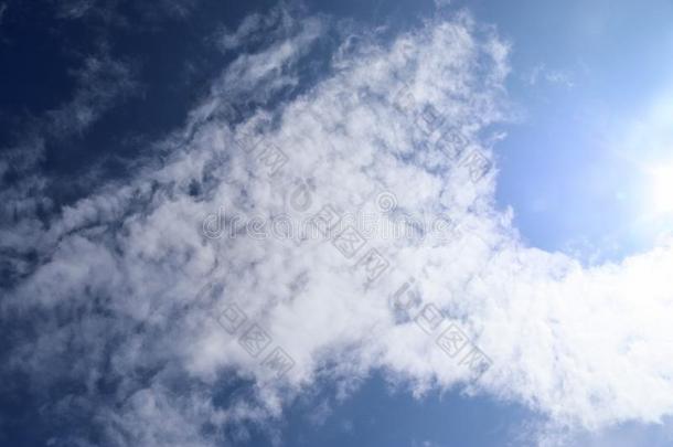 美丽的全景画关于白色的卷云云形成采用一蓝色Slovakia斯洛伐克