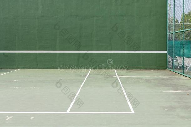 户外的网球法院和绿色的<strong>短促</strong>的敲打板和白色的台词为