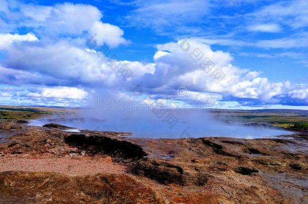 热的<strong>火山</strong>口热的间歇<strong>喷泉</strong>湖暖和的蓝色水风景冰岛