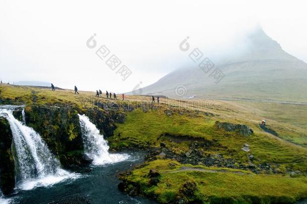 冰岛雨瀑布绿色的葱翠的岩石