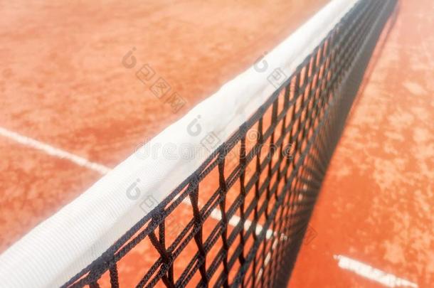 网球<strong>法院</strong>,黏土<strong>法院</strong>和黑的网,网球网,网球后面