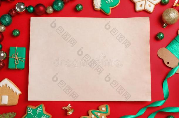空白的纸和空间为文本和圣诞节布置向红色的后面