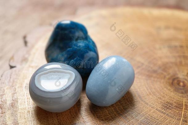 美丽的蓝色列明,灰色的玛瑙和碎裂岩经雕琢的宝石向