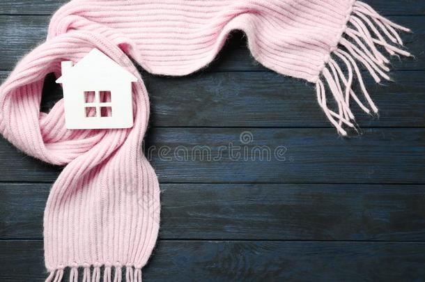 房屋<strong>模型</strong>和粉红色的围巾向蓝色木制的背景,顶看法wickets三柱<strong>门</strong>