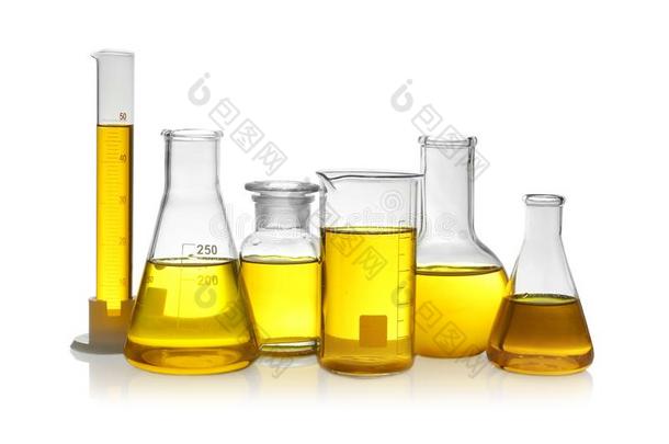 实验室玻璃器具类和黄色的液体向背景