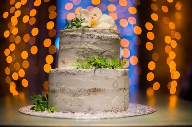 分裂-水平婚礼蛋糕和自然的花向焦外成像后座