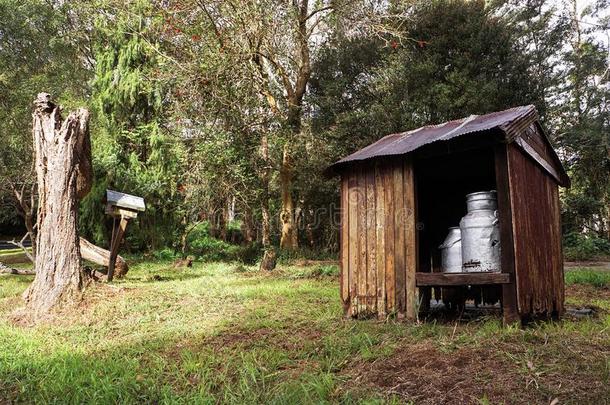 制动火箭老的奶罐头一次采用小屋.