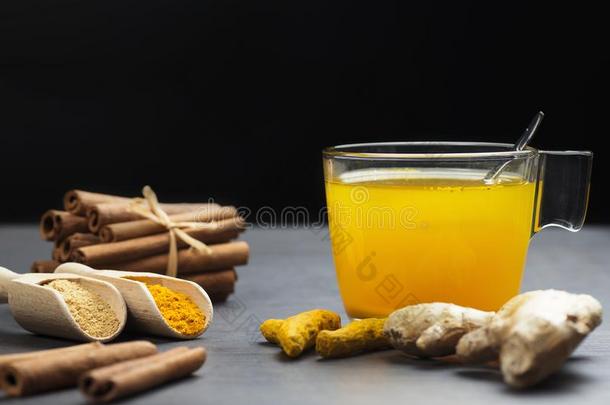 药草的姜和姜黄茶水采用玻璃杯子和姜根,资料暂存器