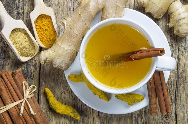 药草的姜和姜黄茶水采用白色的杯子和姜根,资料暂存器