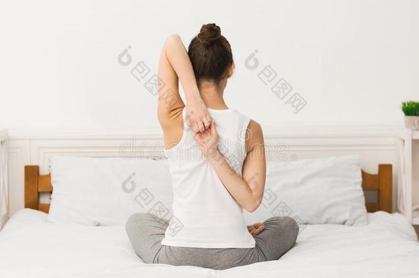 早晨瑜伽.女人<strong>开业</strong>的瑜伽采用奶牛面容使摆姿势