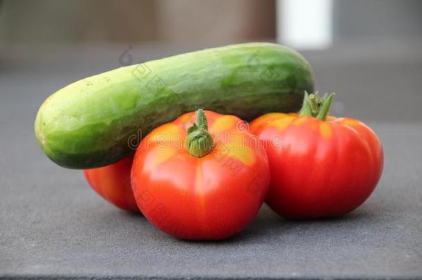 红色的番茄和小的绿色的后的收获他们从厨房