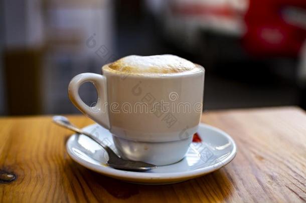 白色的杯子和<strong>卡</strong>布西诺<strong>咖啡</strong>豆和鞭打热的奶