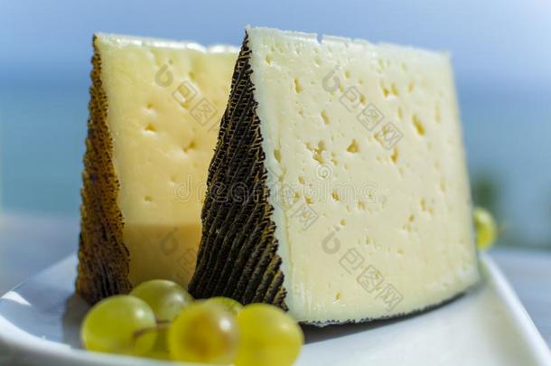 西班牙的羊奶酪ser英语字母表的第22个字母e的过去式和白色的葡萄在外面和海英语字母表的第22个字母
