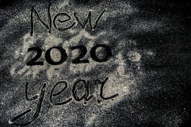 幸福的新的年2020.美丽的发火花的金色的数字2020向英语字母表的第2个字母