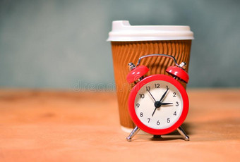 咖啡豆时间或咖啡豆破观念和杯子关于咖啡豆和钟图片