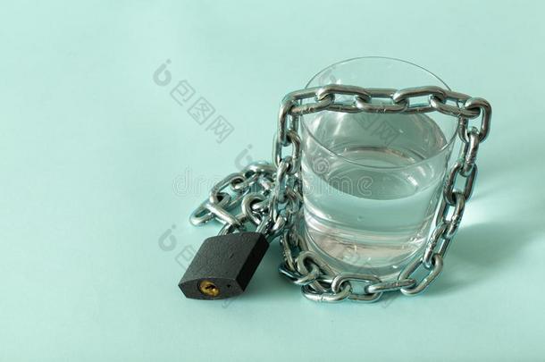 一玻璃关于水有包装的采用一ch一采用一nd关闭着的和一p一dlock.英语字母表的第20个字母
