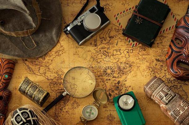 老的地图,酿酒的旅行设备和纪念品从指已提到的人旅行