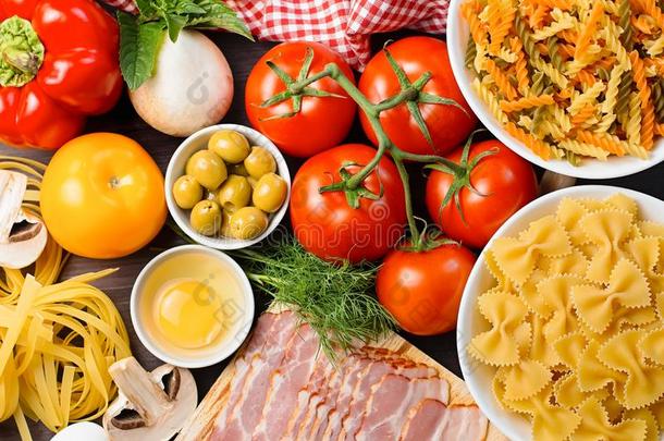 意大利人食物组成部分-面团,蔬菜,蘑菇,培根,