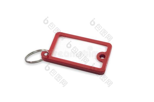 钥匙圈标签是（be的三单形式一红色的向一白色的b一ckground