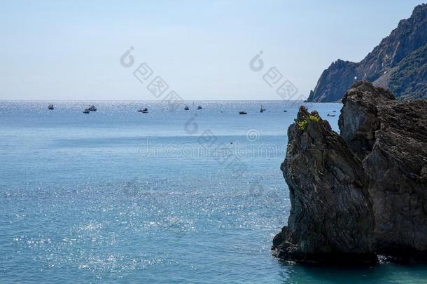 岩石采用海和小船向背景