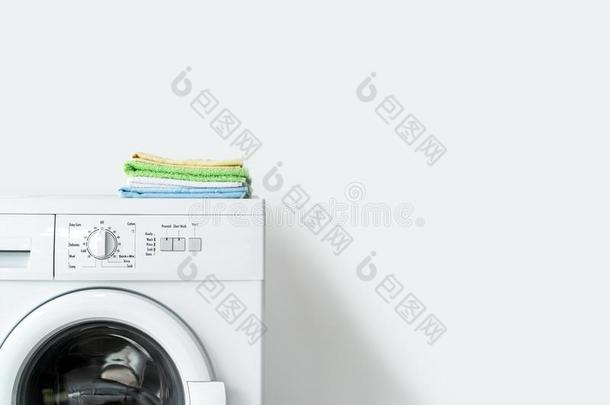 干净的毛巾向洗涤机器嗯复制品空间.