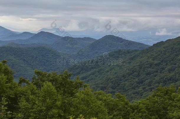 蓝色背脊山在近处比尤娜来源于西班牙语远景,维吉尼亚