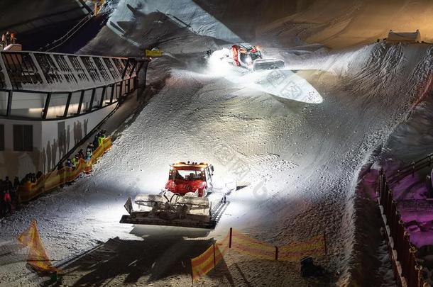 两个雪地履带式车辆拉特拉克机器制造夜给看表演向Senegal塞内加尔