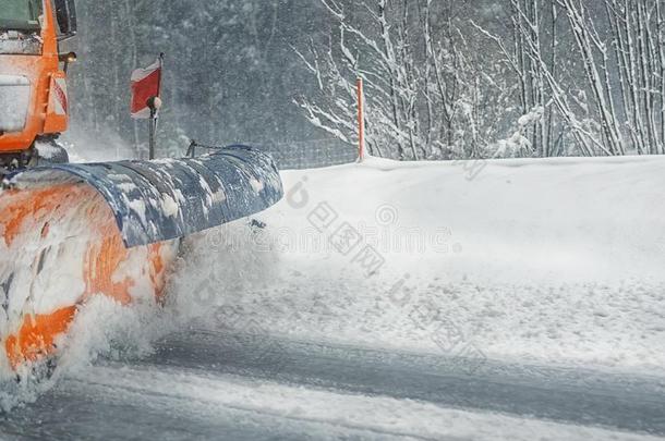 雪犁货车消除恶劣的雪从城市大街或公路一