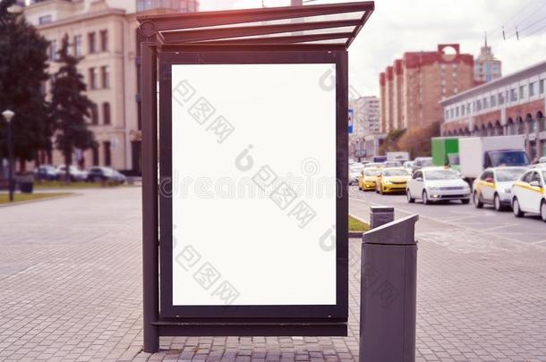 空的广告牌占位符向指已提到的人莫斯科城市公共汽车停止,告密者