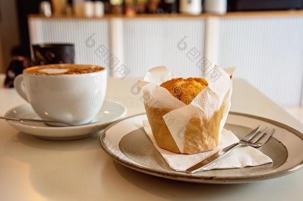 一英格兰松饼和一卡普契诺咖啡完美的为早晨茶水