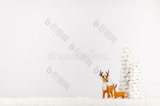 圣诞节小精灵躲藏出局在旁边树向一下雪的架子