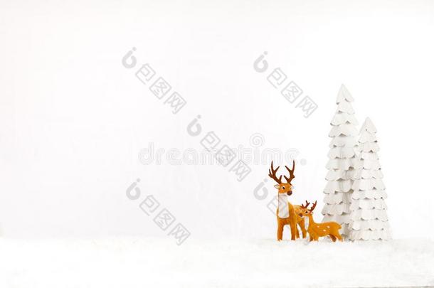 典型的圣诞节驯鹿漫画装饰向一下雪的架子