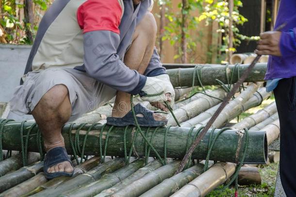 人做木筏在旁边使用竹和<strong>栏</strong>索