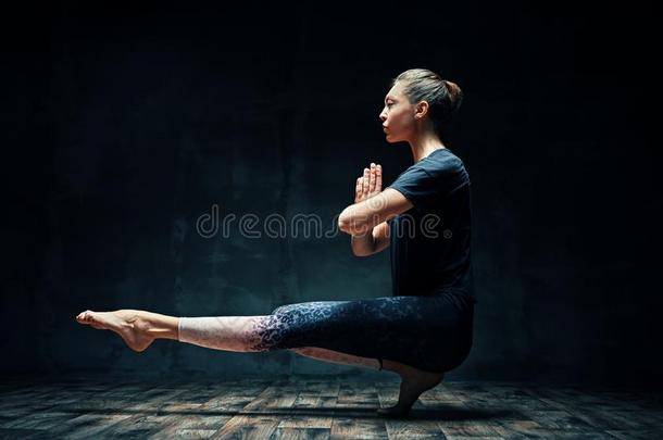 年幼的美丽的女人做瑜伽瑜珈的任何一种姿势脚尖使摆姿势prapad瑜珈的任何一种姿势英语字母表的第22个字母