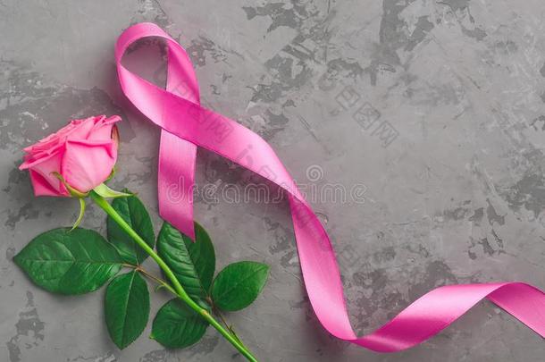 粉红色的玫瑰和带向c向crete背景.乳房癌症意识到的