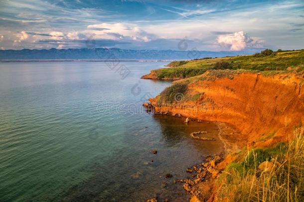 海风景和山向背景在日落,虚像岛