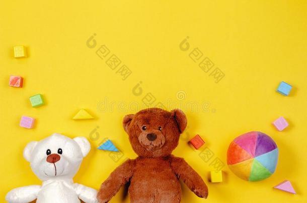 小孩婴儿玩具背景和妇女连衫衬裤熊,木制的砖和奥瑟