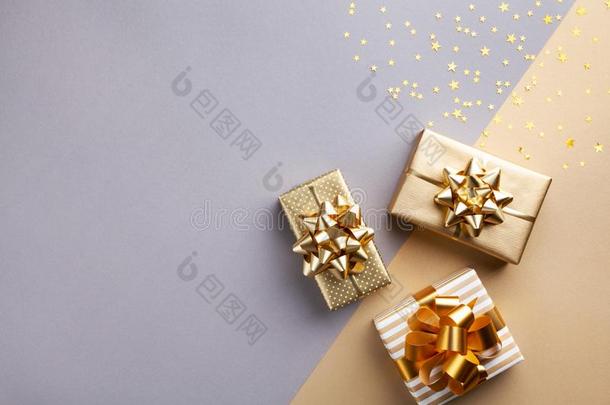 金色的赠品或现在的盒和金色的弓和星五彩纸屑
