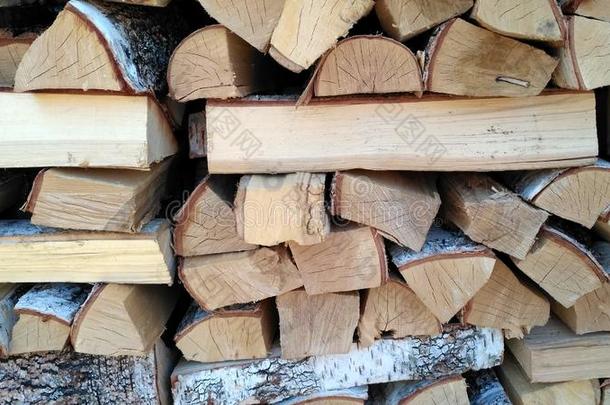 有缺口的木柴是（be的三单形式向指已提到的人堆.木柴堆关于木柴关-在上面.