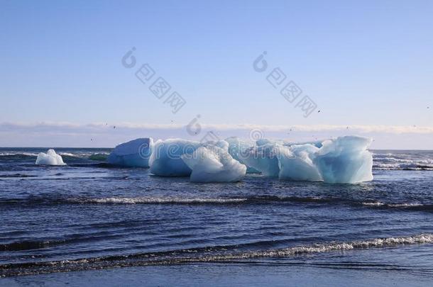 冰河冰厚厚的一块向指已提到的人黑的海滩在Jokulsarl向,冰岛
