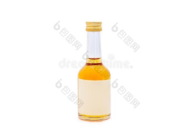 一瓶子关于<strong>苹果</strong>白兰地酒.白兰地酒的一种隔离的向白色的背景