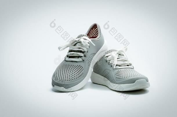 一一副关于灰色的鞋子向白色的背景.<strong>舒适</strong>的鞋子和